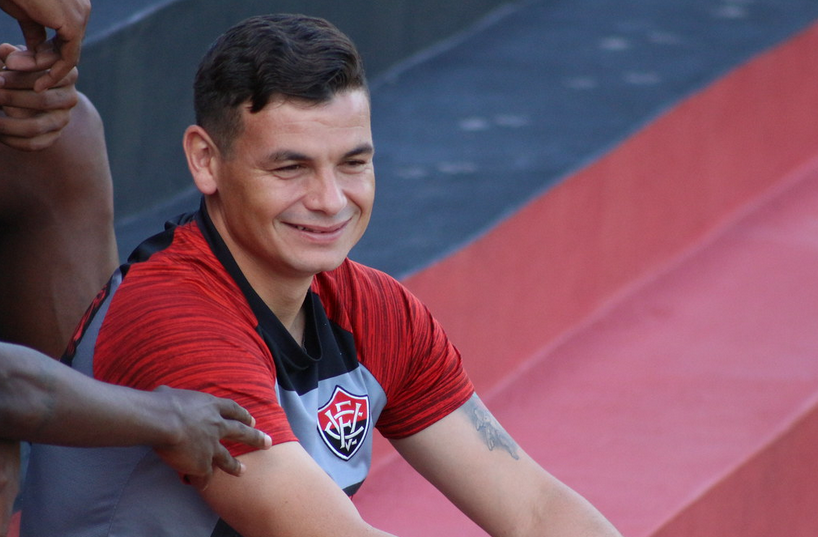 Meia promete tirar Vitória da lanterna da Série B: ‘Mudaremos esse cenário’