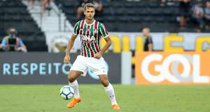 Goiás encaminha contratação de zagueiro encostado em rival do Brasileirão