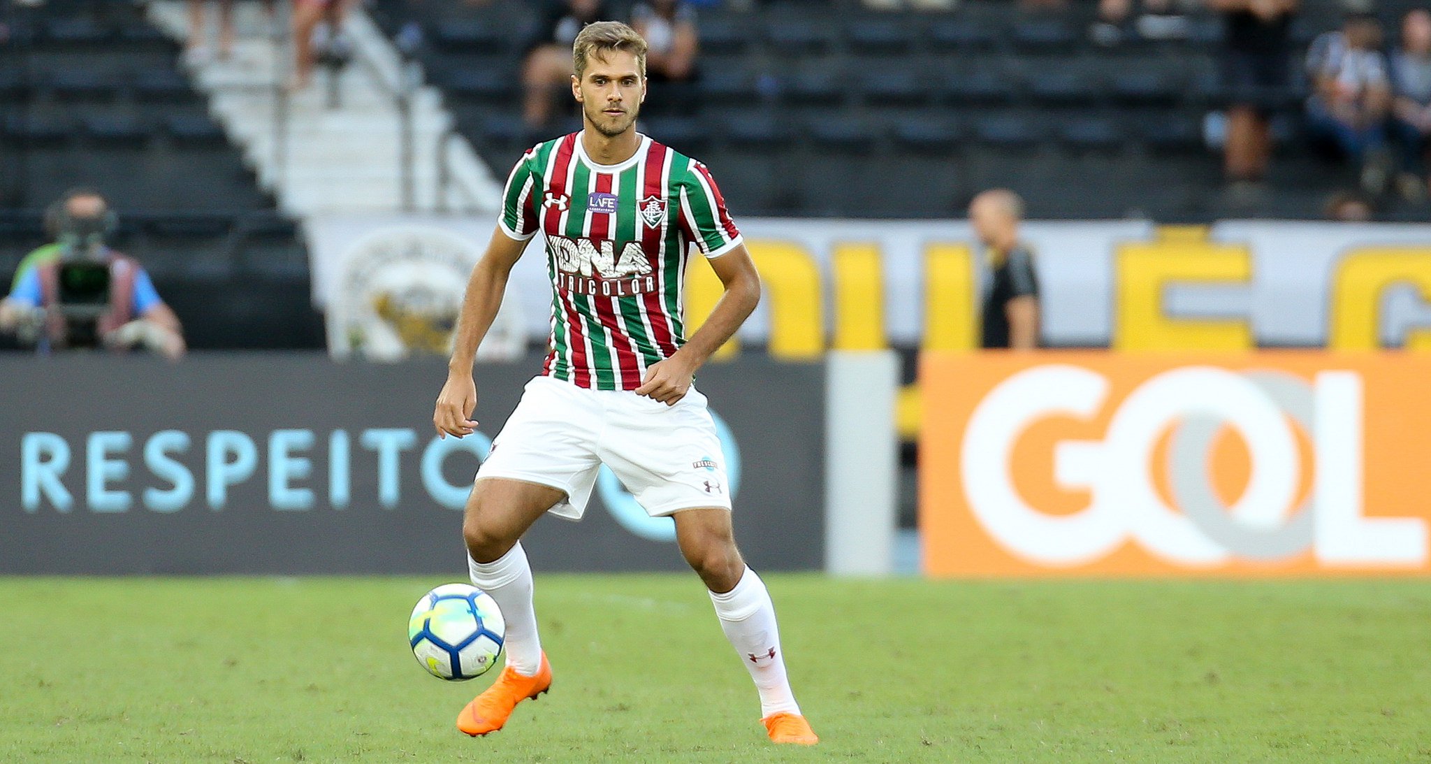 Goiás encaminha contratação de zagueiro encostado em rival do Brasileirão