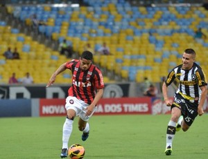 Avaí oficializa lateral Léo, ex-Flamengo e Inter