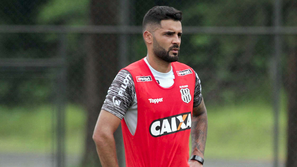 Com salário depositado, Ponte Preta treina sem lateral e marca jogo-treino