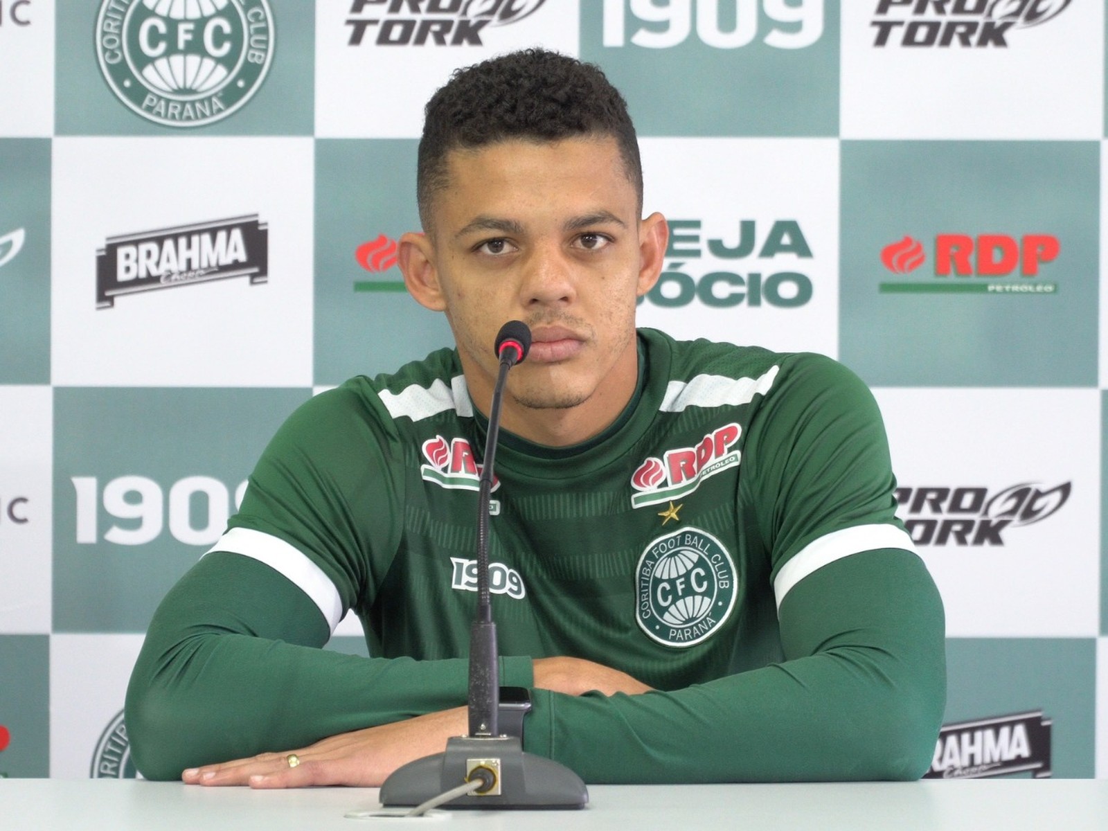 Série B: Zagueiro vê briga boa na zaga e coloca Coritiba na disputa pelo acesso