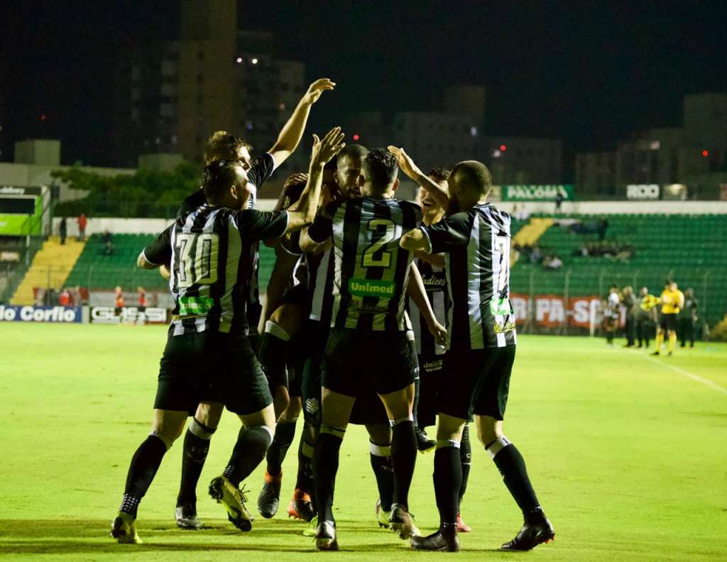 Jogadores do Figueirense estão insatisfeitos com os salários atrasados