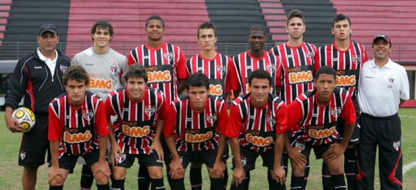 Felipe Passoni, de cinza, quando estava no São Paulo - Foto: Alex Silva / saopaulofc.net