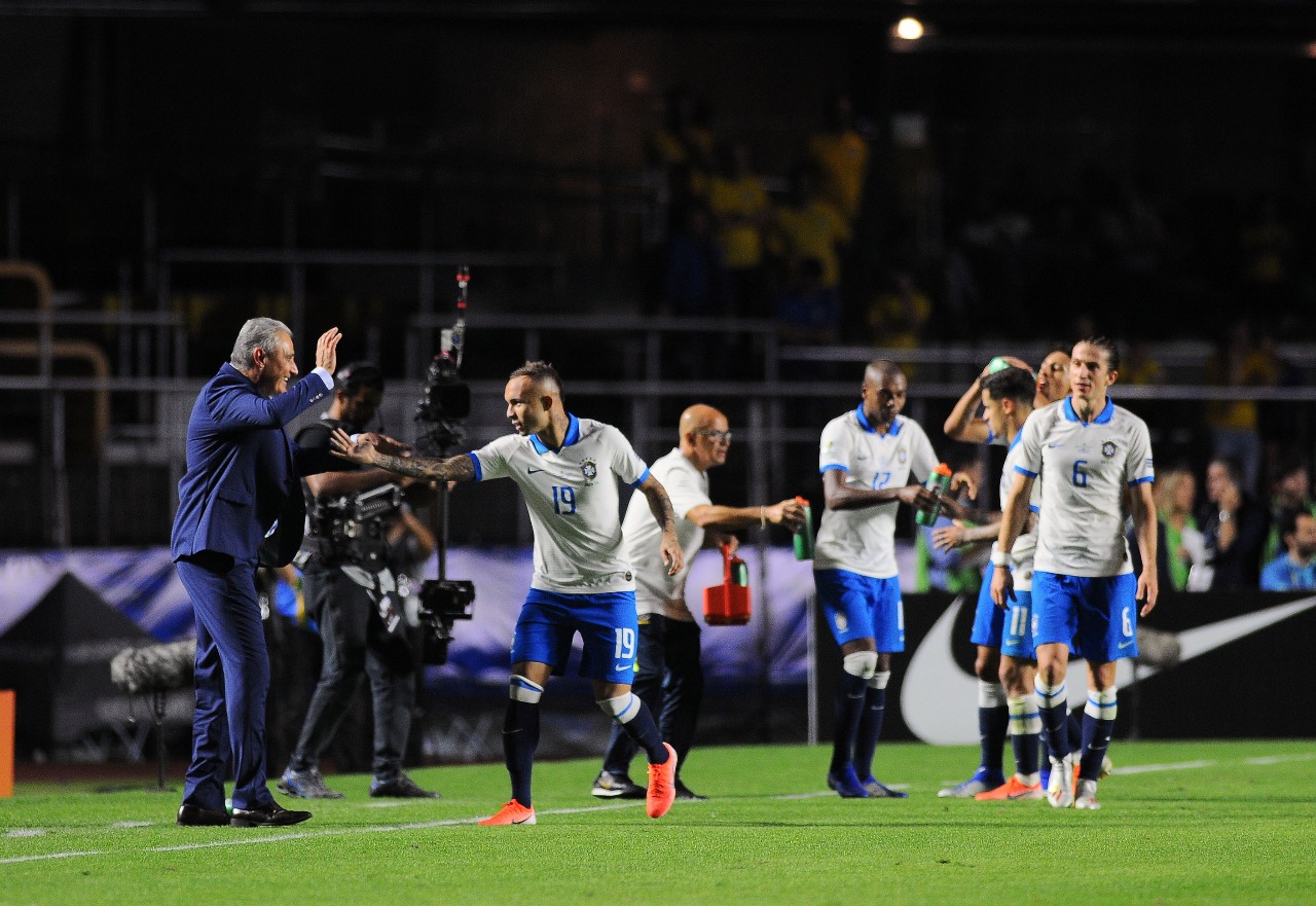 Lateral da seleção se anima com camisa do Fla, mas despista sobre acerto