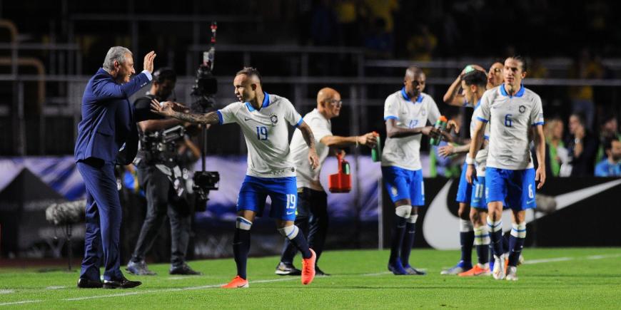 Felipe Luis, à direita, se animou com interesse do Fla - Rodrigo Vilalba/Futebol Interior