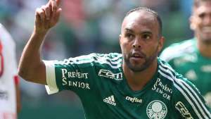 CSA acerta com atacante e Brasileirão volta a ter quarto maior artilheiro da história