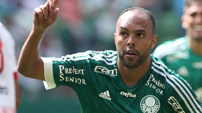 CSA acerta com atacante e Brasileirão volta a ter quarto maior artilheiro da história