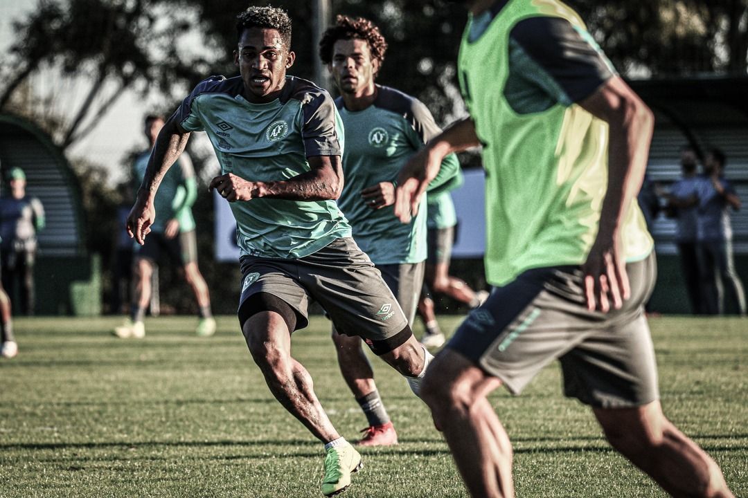 Chape renova com dupla; Eduardo retorna ao time e explica tumor