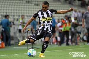 Jornalista faz piada de 'namoro' com lateral do Ceará e arranca risada em coletiva