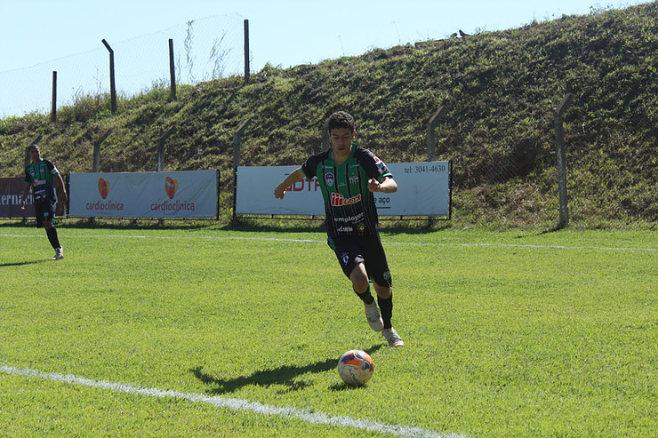 Athletico-PR contrata atacante de time rebaixado no Paranaense