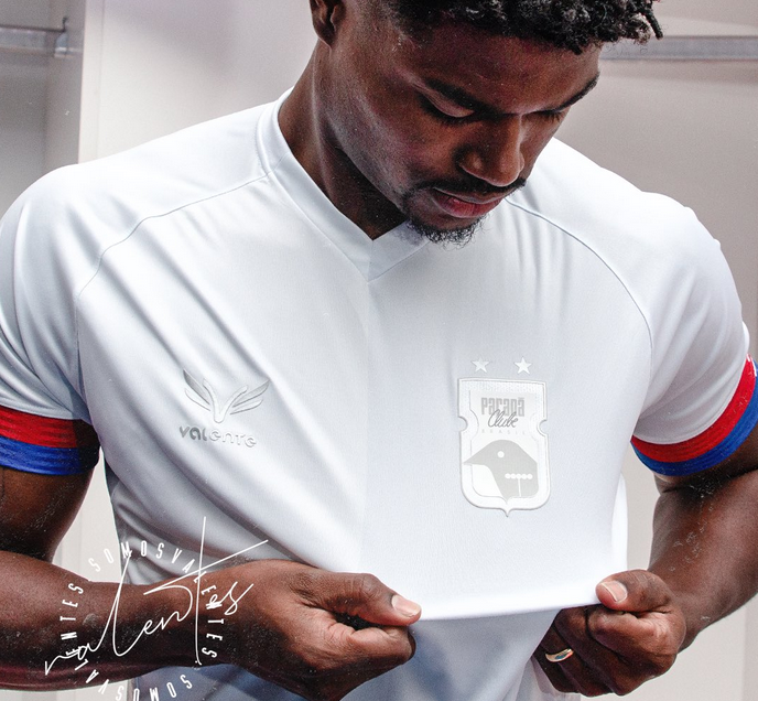 Camisa 2 tem escudo diferente. (Foto: Divulgação)