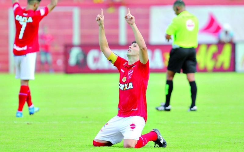 Pretendido pelo Fluminense, zagueiro renova contrato com time da Série B