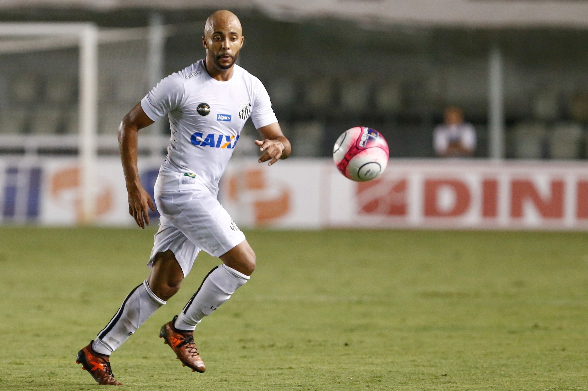 Série B: Vila Nova contrata ex-lateral de Santos e Guarani