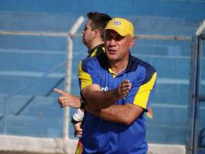Após dias no mercado, time da Segundona anuncia técnico de rival