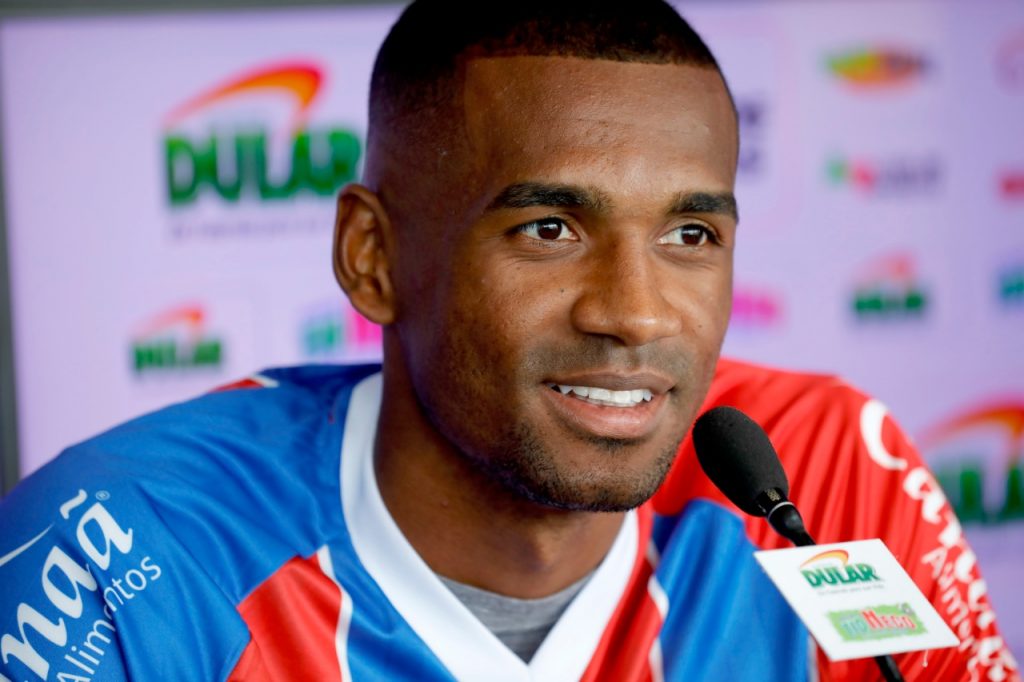 No Bahia, ex-Ponte e Timão diz ser zagueiro de poucos gol e quer pegar o Santos