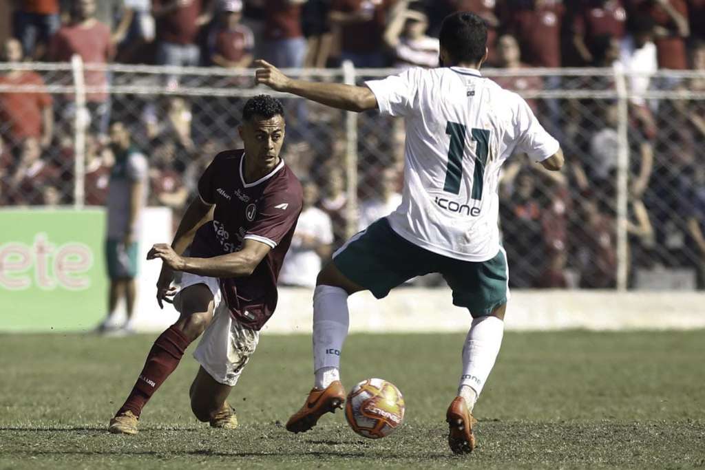 Técnico e goleiro da Portuguesa analisam derrota e lamentam lanterna (Foto: Ale Vianna)