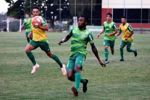 Preocupado com lesão de lateral-esquerdo, time sonda jogador de rival da Série B