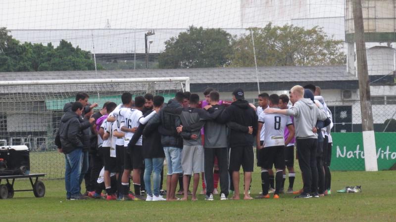 Elenco do Figueirense apresenta lista de pendências; Base entra em greve