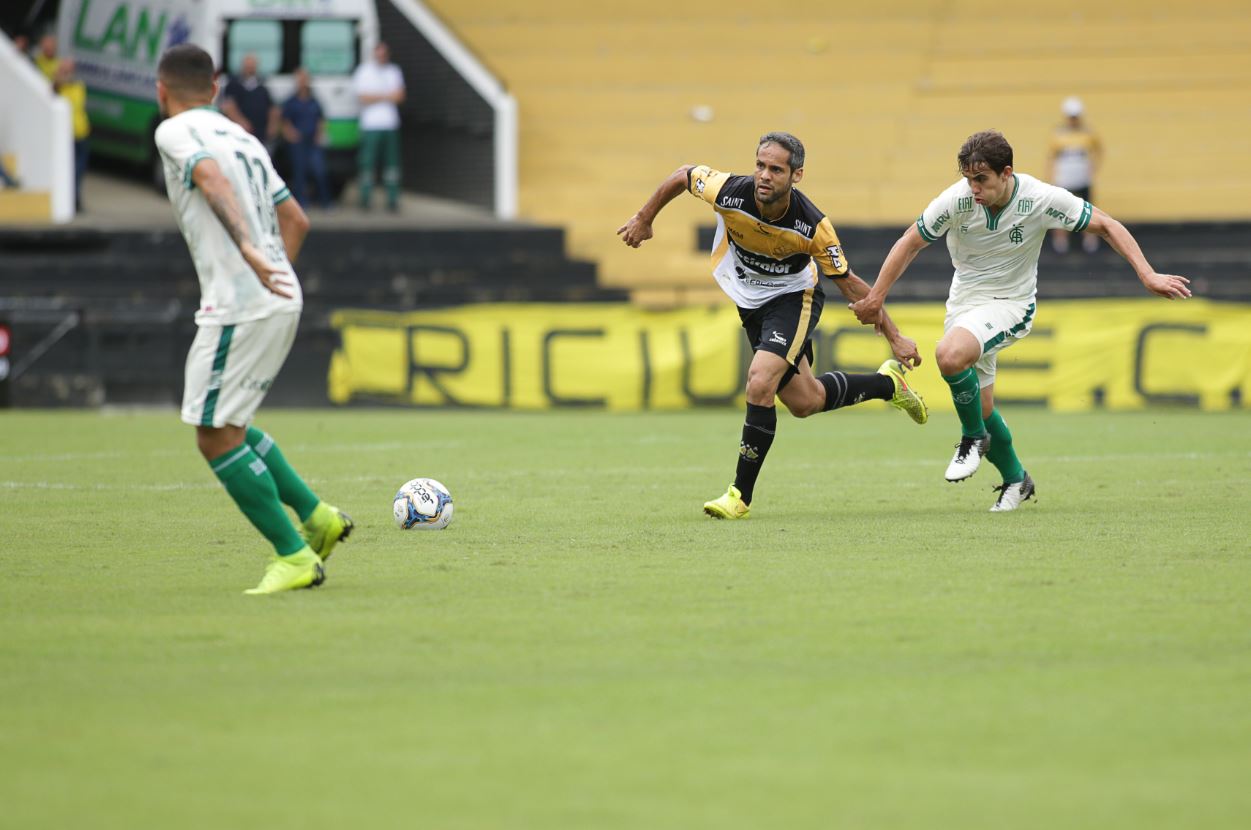 Série B: Adilson Goiano sofre fissura no nariz e desfalca Criciúma contra Vitória
