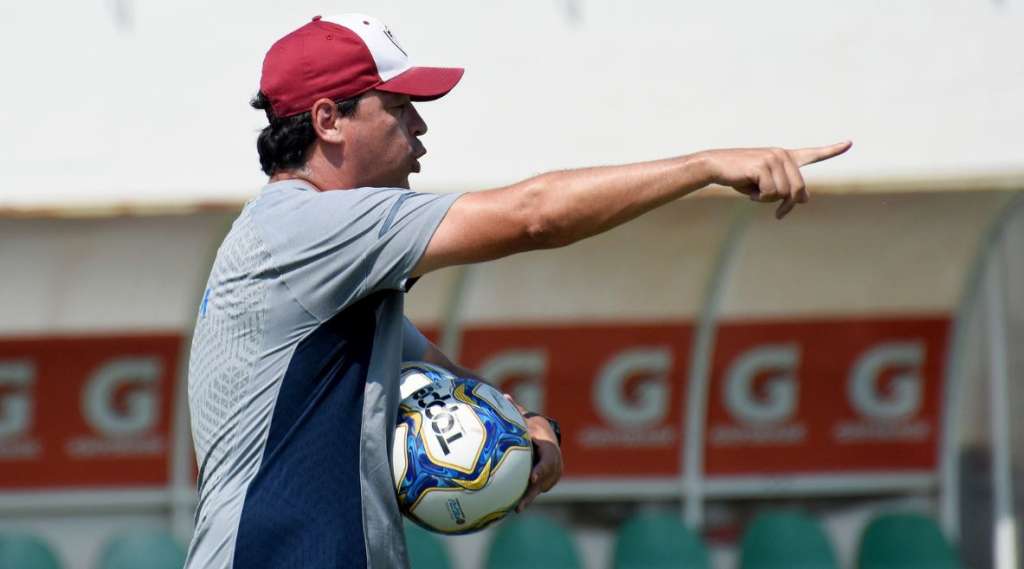 O técnico Fernando Diniz está preocupado com a falta de resultados do Fluminense no Brasileirão