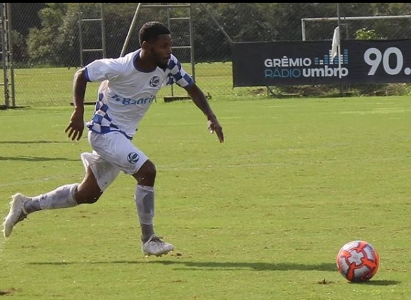 Jogador de 19 anos é morto a tiros voltando de festa em Porto Alegre