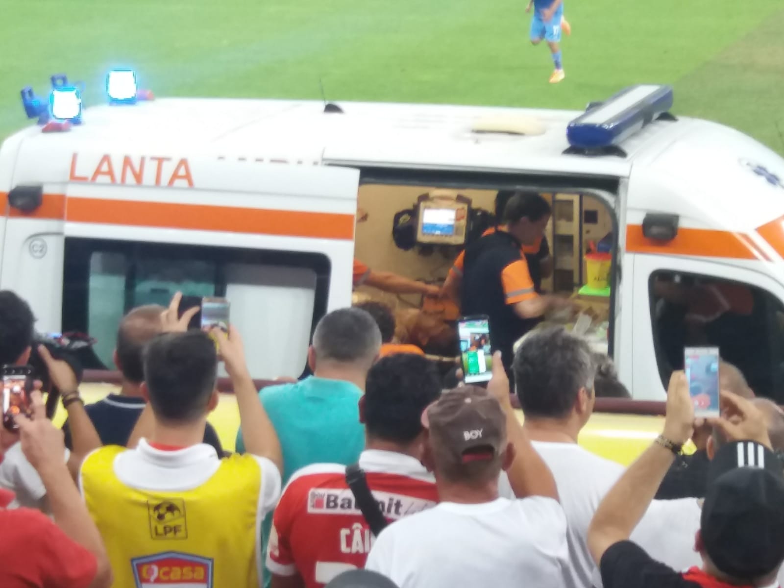 Treinador sofre infarto e é ressuscitado em jogo na Europa. Veja!