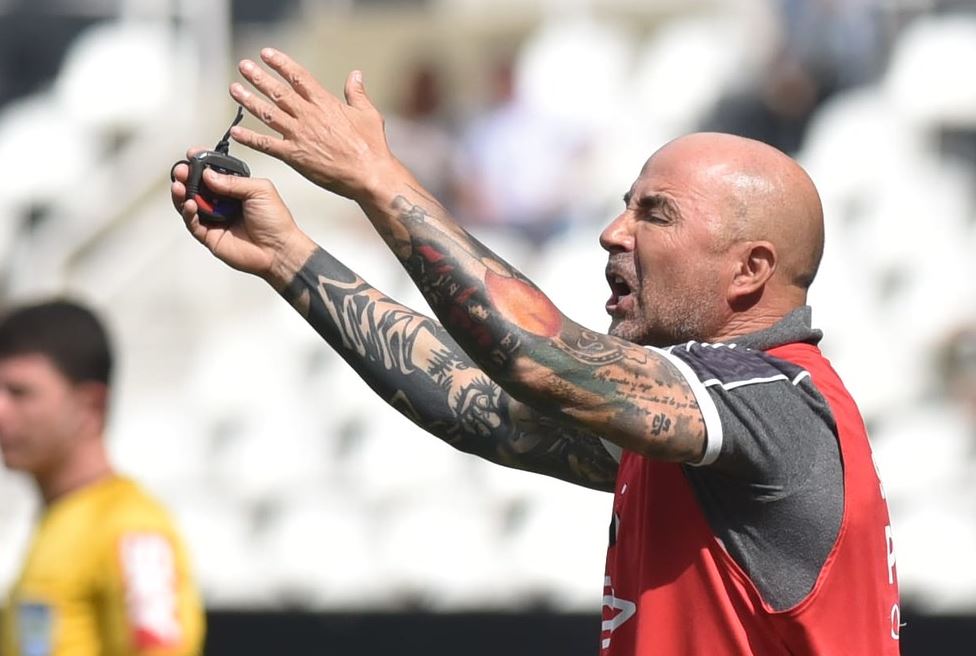 Sampaoli freia empolgação no Santos e critica gramado do Engenhão