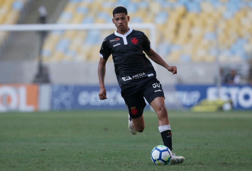 Olheiro de clube inglês dá aval para contratação de atacante do Vasco