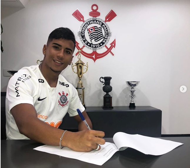 Pensando no futuro, Corinthians contrata revelação do futebol colombiano