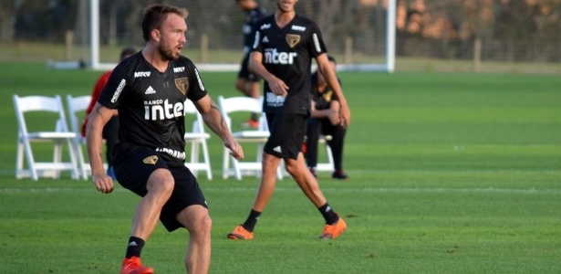 Time da Série B entra na briga com Coritiba para fechar com volante do São Paulo