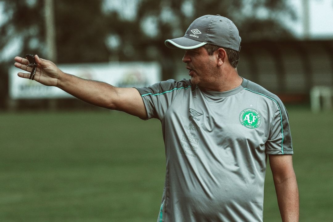 Sem ganhar há cinco jogos, time do Brasileirão anuncia saída do treinador