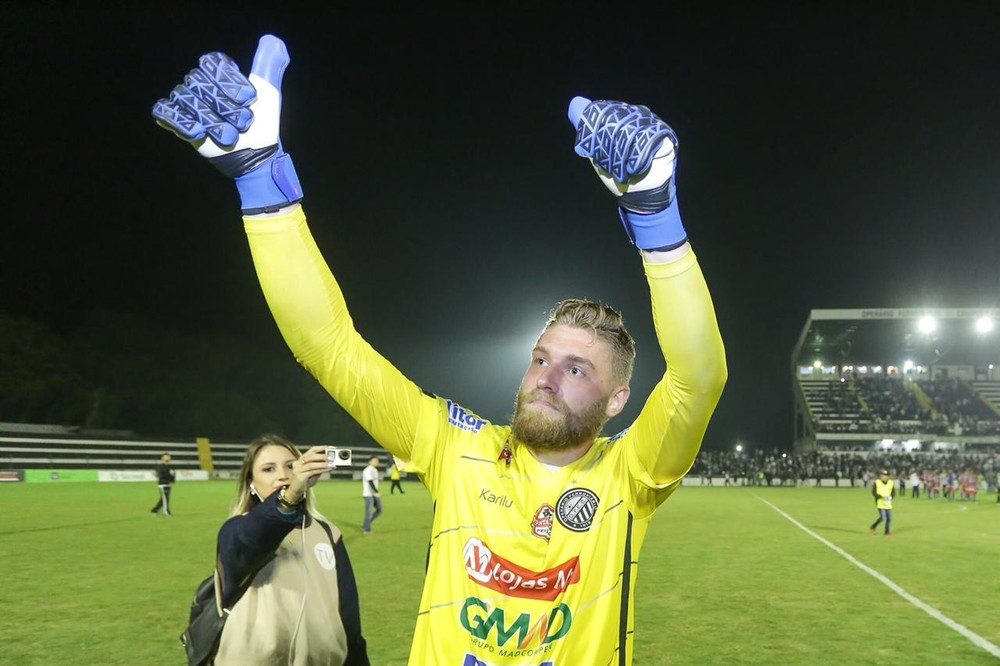 Série B: Goleiro titular, Simão deixa Operário-PR para jogar em Portugal