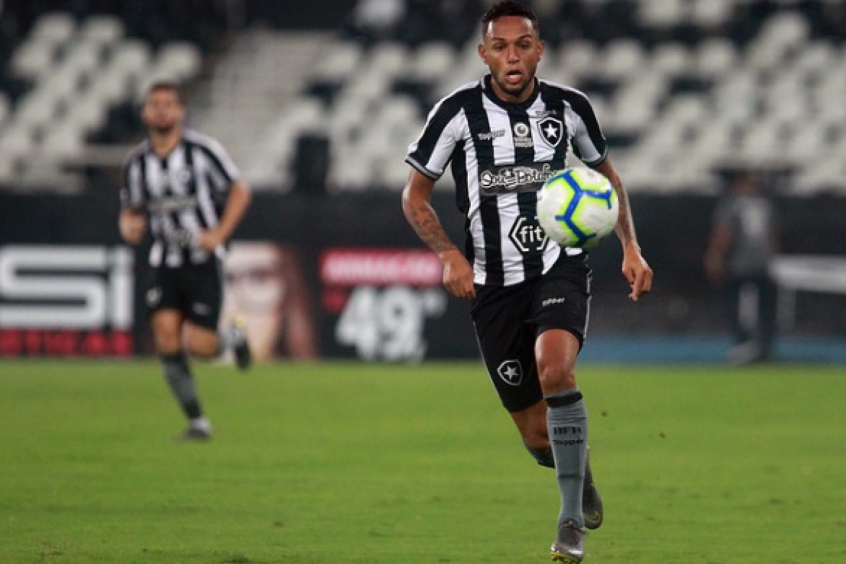 Lateral do Botafogo lamenta eliminação: “Não fomos competentes”