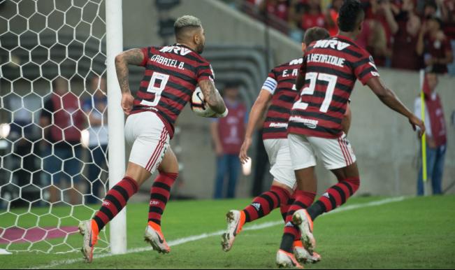 Gabigol comemora após pênalti convertido