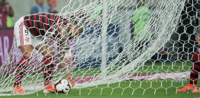 Gabigol fez dois gols sobre o Emelec