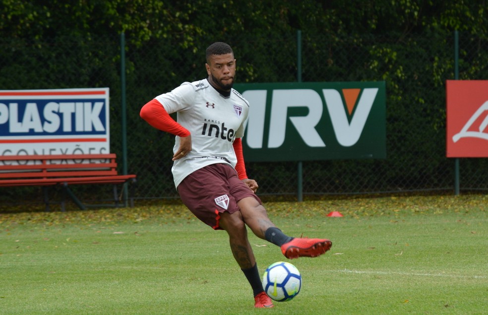 Observado por Cuca, lateral volta ao São Paulo após três jogos na Itália