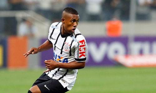 Ex-atacante do Corinthians é liberado de treino do Barcelona para acertar com Zenit