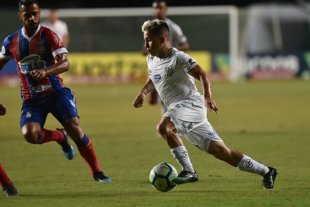 Em boa fase, Soteldo esquece pressão e diz que 10 santista pesaria até para Messi