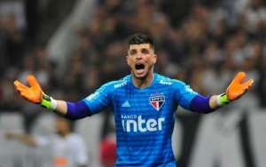 Com dores nas coxas, Tiago Volpi é poupado em treino do São Paulo
