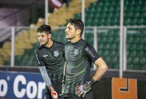 Na Justiça, ex-goleiro da Ponte Preta rescinde com clube da Série B