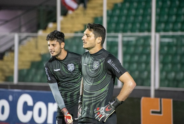 Na Justiça, ex-goleiro da Ponte Preta rescinde com clube da Série B