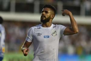 Com Jorge titular, Felipe Jonatan aposta na polivalência por espaço no Santos