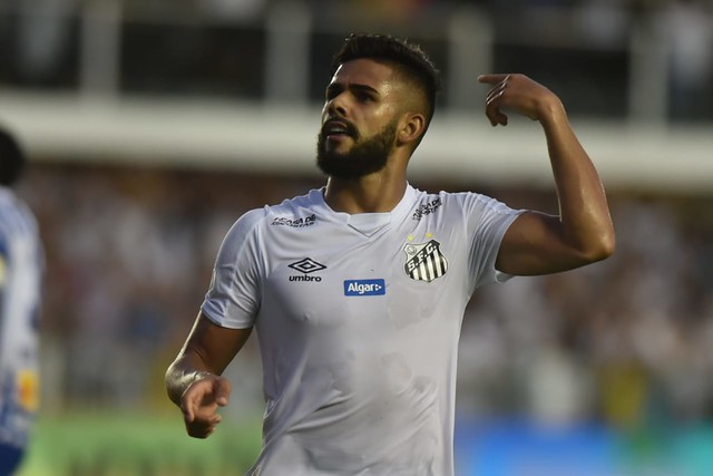 Com Jorge titular, Felipe Jonatan aposta na polivalência por espaço no Santos