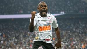 Vagner Love se diz grato ao Palmeiras, mas afirma ser 'totalmente corintiano'