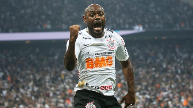 Vagner Love se diz grato ao Palmeiras, mas afirma ser ‘totalmente corintiano’