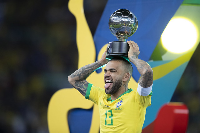 Por Copa do Mundo de 2022, Daniel Alves muda planos e volta ao Brasil após 17 anos