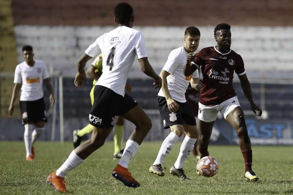 Com uniforme antigo, Corinthians faz propaganda de graça na Copa Paulista (Foto: Ale Vianna / CA Juventus)
