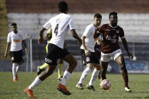 Time da Copa Paulista usa uniforme 'emprestado' e faz propaganda de graça