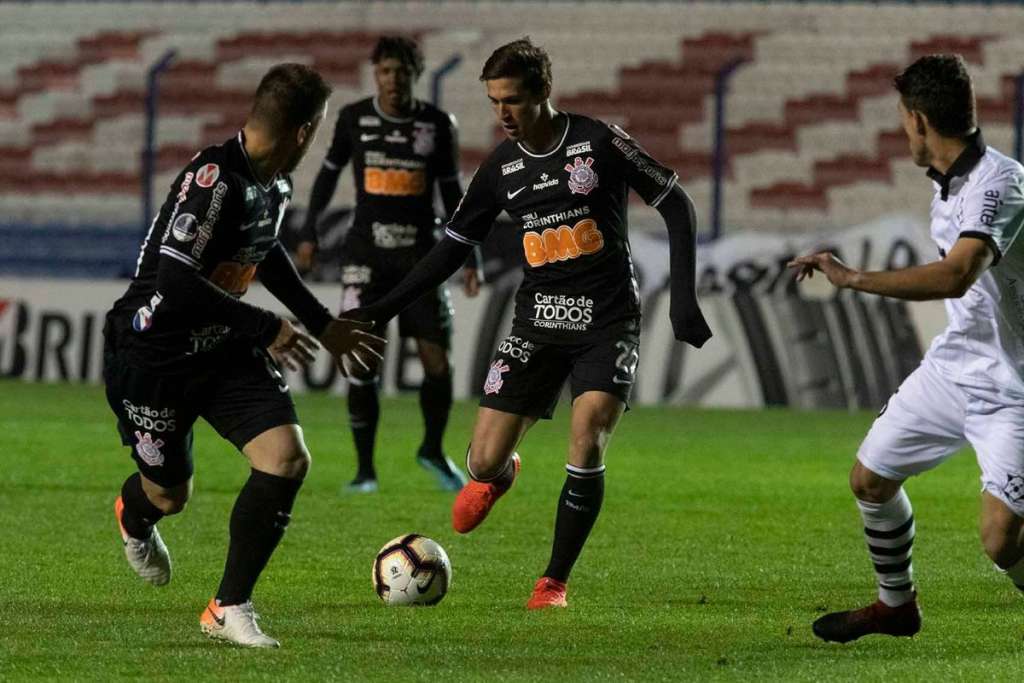 Matheus Jesus e Vital se destacam no Corinthians e podem surgir como novidades